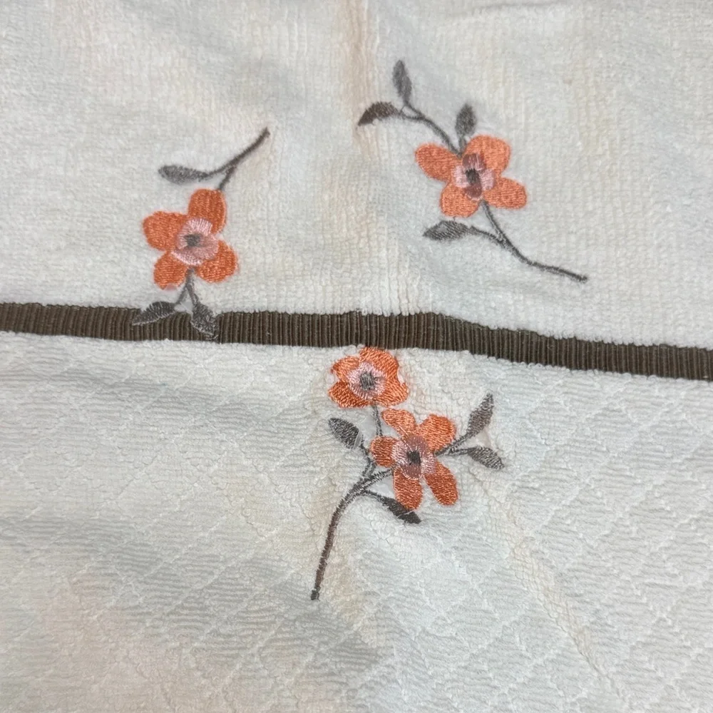 Kohl's Coral and White floral Embroidered Bath Towel set NWT